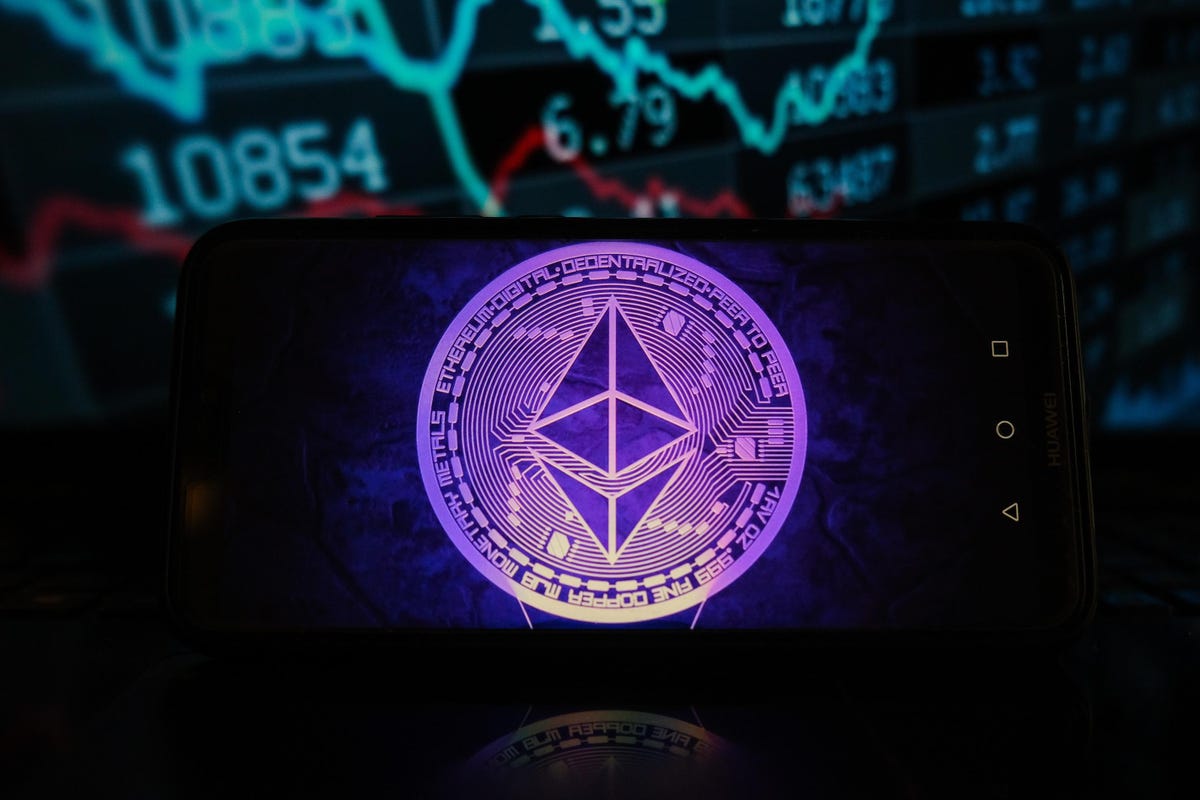 «Епічний провал» — засновник Ethereum оприлюднив серйозне попередження щодо прогнозу ціни на біткойн на тлі падіння цін на BNB, XRP, Solana, Cardano та Dogecoin