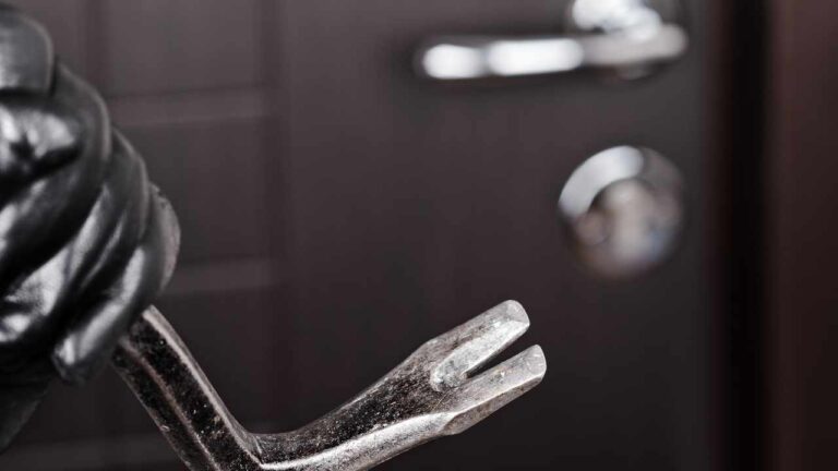 ФБР заарештувало двох чоловіків, які планували «насильницьке» пограбування біткойнів на мільйони доларів — їм загрожує 20 років ув’язнення ФБР заарештувало двох чоловіків, які планували «насильницьке» пограбування біткойнів на мільйони доларів — їм загрожує 20 років ув’язнення