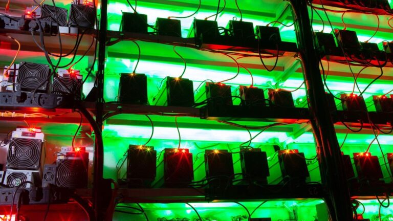 Компанія, що займається видобутком біткойнів, повертає 67 мільйонів доларів боргу, продаючи 26 200 старих установок