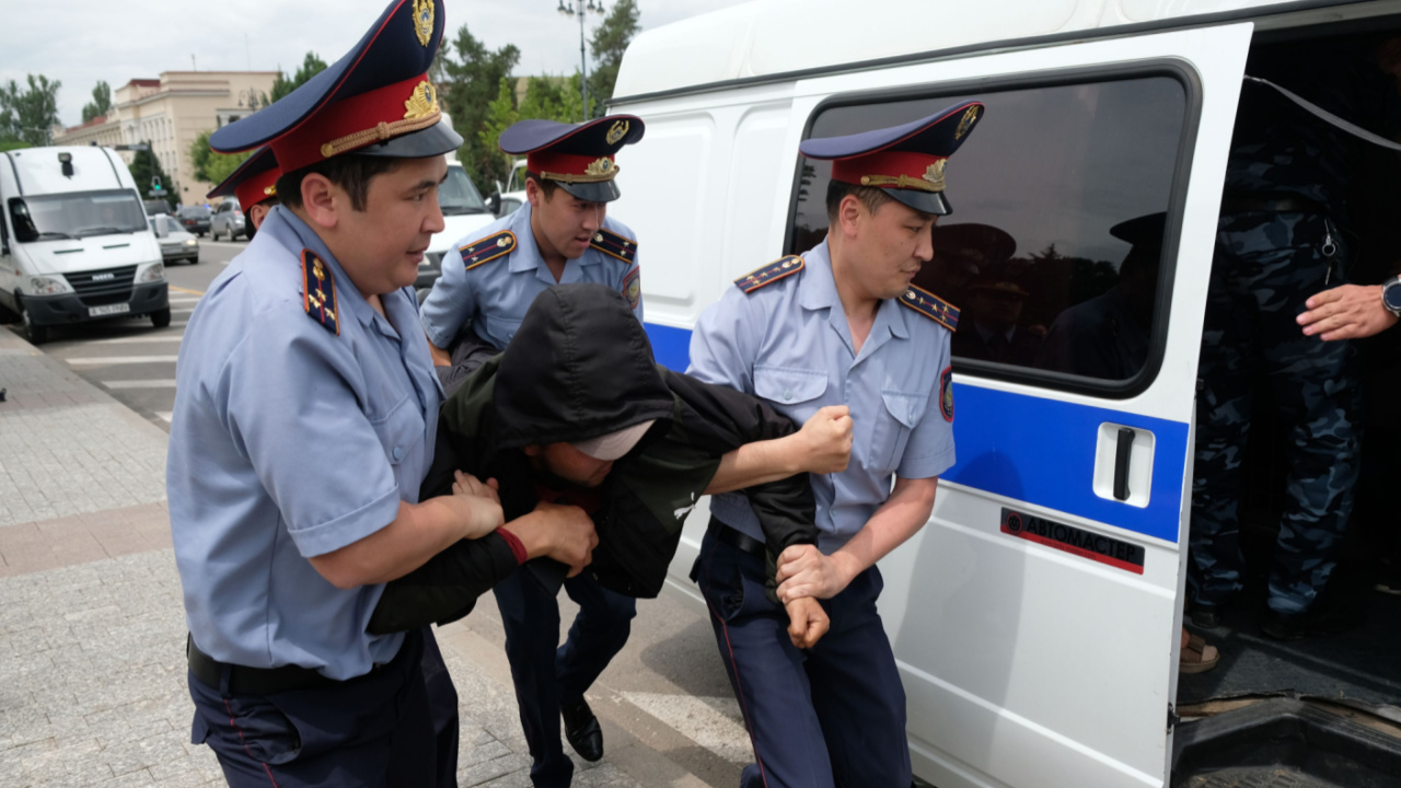 Поліція в Казахстані заарештувала банду, яка змушувала ІТ-фахівців керувати криптофермами – Новини майнінгу біткойнів Поліція в Казахстані заарештувала банду, яка змушувала ІТ-фахівців керувати криптофермами – Новини майнінгу біткойнів