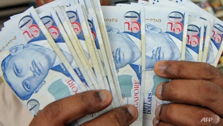 Чоловік використав 25 000 сінгапурських доларів інвестиції свого друга в біткойни, щоб обманути жінку в невдалому шахрайстві з обміном грошей