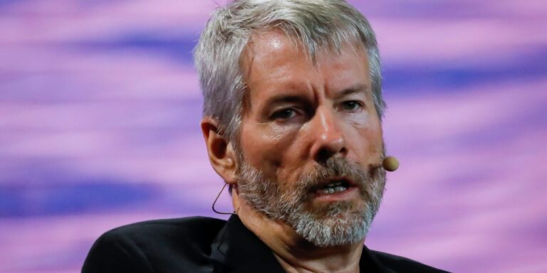 Крах біткойна знищив активи Майкла Сейлора в біткойнах на суму понад 1,3 мільярда доларів. Тепер його звинувачують у податковому шахрайстві Крах біткойна знищив активи Майкла Сейлора в біткойнах на суму понад 1,3 мільярда доларів. Тепер його звинувачують у податковому шахрайстві