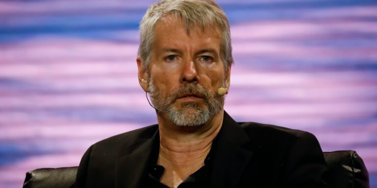 Виявивши прибуткову податкову лазівку, найбільший проповідник біткойнів вперше продає BTC