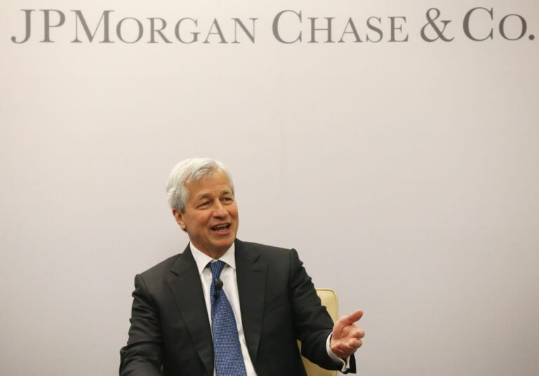 Генеральний директор JPMorgan каже, що ставки можуть досягти 6%, а біткойн — це «розкручене шахрайство» Генеральний директор JPMorgan каже, що ставки можуть досягти 6%, а біткойн — це «розкручене шахрайство»