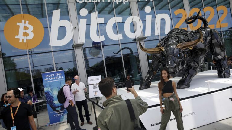 Цього року біткойн зріс на 60%, оскільки інвестори знову відкрили для себе привабливість альтернативної банківської системи Цього року біткойн зріс на 60%, оскільки інвестори знову відкрили для себе привабливість альтернативної банківської системи