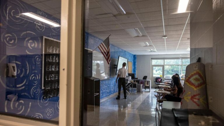 Поліція каже, що погрози про вибух, надіслані електронною поштою до шкільних округів Саффолка з вимогою виплати біткойнами, вважаються неправдоподібними Поліція каже, що погрози про вибух, надіслані електронною поштою до шкільних округів Саффолка з вимогою виплати біткойнами, вважаються неправдоподібними