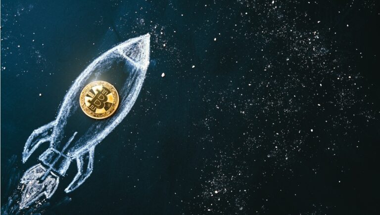 За даними Standard Chartered, біткойн може злетіти до 100 000 доларів — ось 3 акції, якими можна скористатися