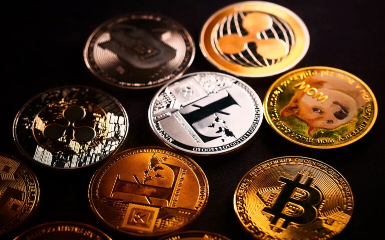 Біткойн, інші топ-10 криптовалют зростають;  Fidelity заявила, що планує спотове застосування Bitcoin ETF у США