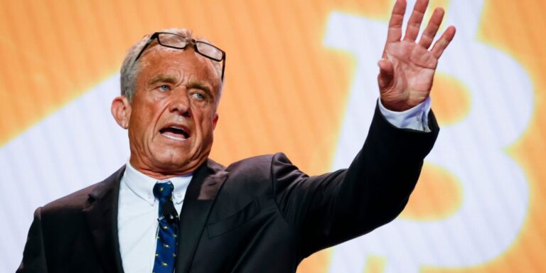 Роберт Ф. Кеннеді-молодший продовжує нарощувати біткойн, незважаючи на ймовірний конфлікт інтересів, і хоче звільнити криптовалюту від податків на приріст капіталу Роберт Ф. Кеннеді-молодший продовжує нарощувати біткойн, незважаючи на ймовірний конфлікт інтересів, і хоче звільнити криптовалюту від податків на приріст капіталу