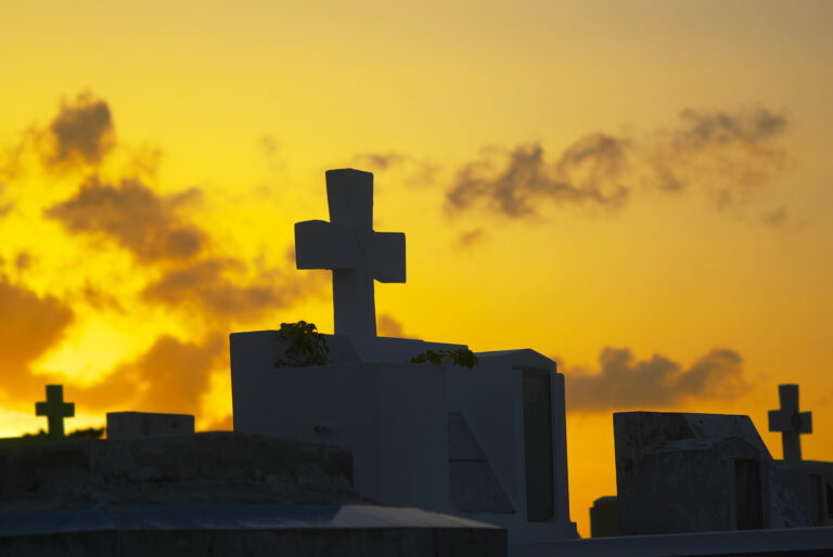 Три верхні монети на краю золотого хреста Три верхні монети на краю золотого хреста
