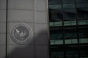 SEC знову відклала заявки BlackRock, Invesco Bitcoin ETF