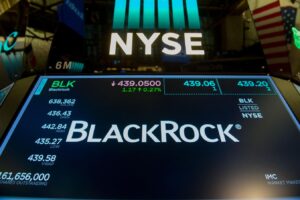 BlackRock тихо відчинив двері до «трильйонного плюс» Уолл-стріт, який змінив правила гри на тлі буму цін на біткойни, Ethereum, XRP і криптовалюти на 700 мільярдів доларів