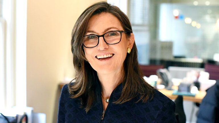 Dow Jones падає на несподіваних зверненнях по безробіттю;  Кеті Вуд покращує позиції біткойнів