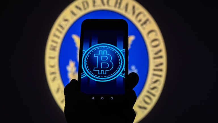 Біткойн коливається, ефір різко зростає після того, як SEC дала зелене світло запуску американських біткойн ETF