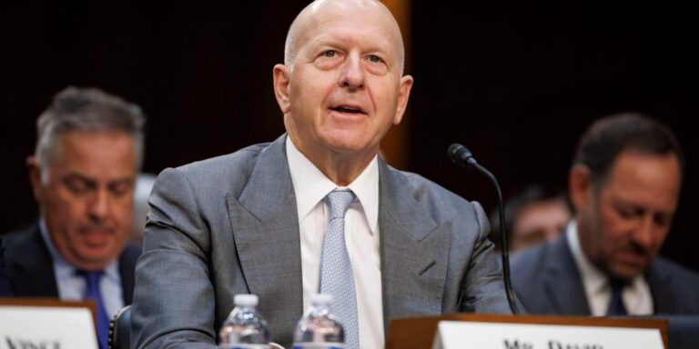 Goldman Sachs розглядає роль у спотових пропозиціях біткойн ETF у Grayscale та BlackRock Goldman Sachs розглядає роль у спотових пропозиціях біткойн ETF у Grayscale та BlackRock