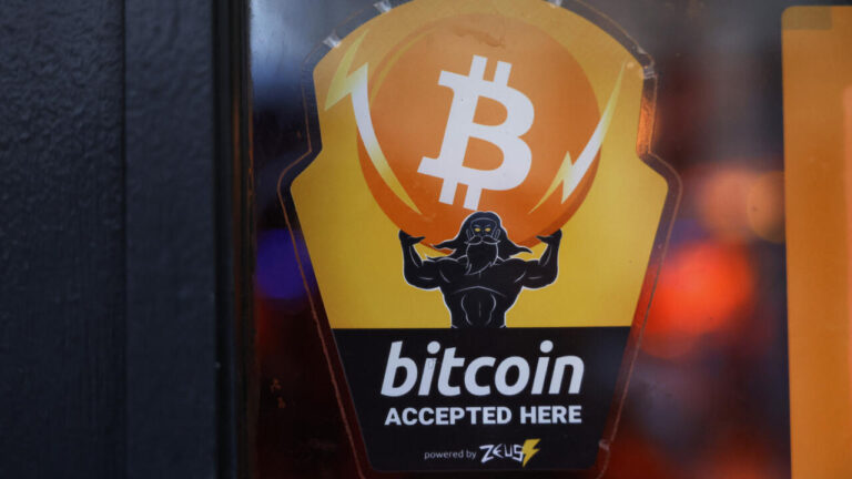 Біткойн підскочив до історичного максимуму, перевищивши 72 000 доларів Біткойн підскочив до історичного максимуму, перевищивши 72 000 доларів