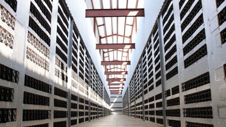 Майнери біткойнів вкладають мільйони в бізнес штучного інтелекту, шукаючи натомість мільярди