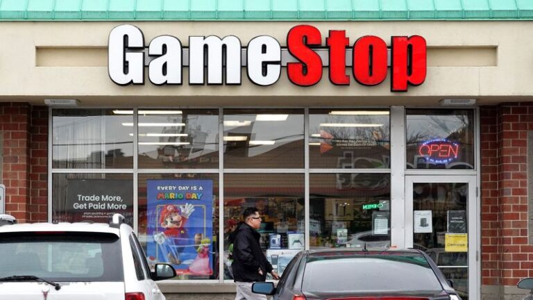 GameStop закриває “значну кількість” магазинів і буде інвестувати великі кошти в біткойн