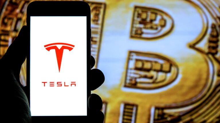 Tesla скинув 75% свого біткойна в один з найгірших часів