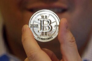 Біткойн, Ethereum ковзає, коли криптовалюти відтягуються назад після удару 2025 максимумів