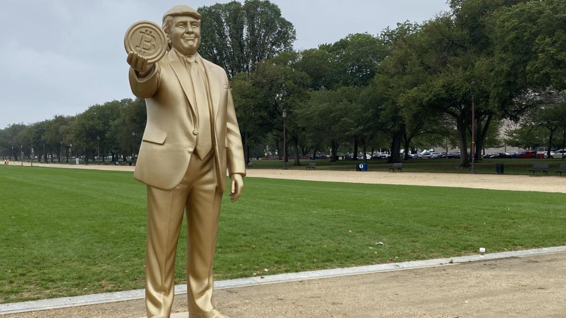 Чому 50-футові банани, Золотий Трамп, що тримає біткойн, знаходиться в Національному торговому центрі Чому 50-футові банани, Золотий Трамп, що тримає біткойн, знаходиться в Національному торговому центрі