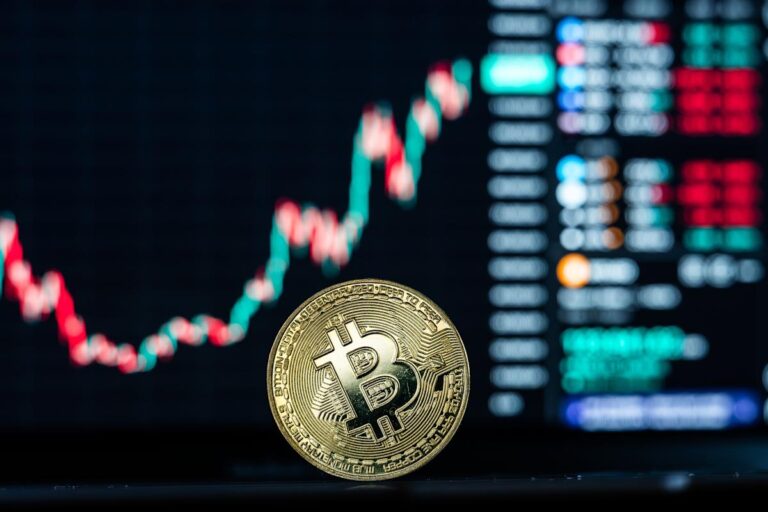 Біткойн подорожчав на 2,5%, повернув собі 1 000, що призвело до росту криптовалютних акцій, оскільки ринки стабілізувалися після жовтневого розпродажу