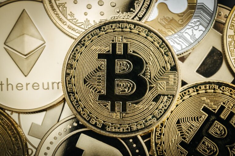 Крипто-ринок приголомшений: біткойн і Ethereum намагаються похитнути жовтневий синій стан