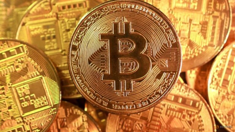 Біткойн зазнав першої річної втрати з 2022 року, оскільки макротенденції тиснуть на криптовалюту