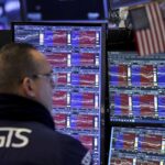 Основні індекси падають на тлі невизначеності тарифів; Dow Sheds 700 балів; Біткойн падає, золото Safe-Haven зростає