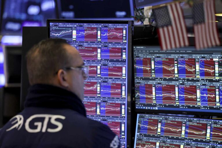 Основні індекси падають на тлі невизначеності тарифів; Dow Sheds 700 балів; Біткойн падає, золото Safe-Haven зростає Основні індекси падають на тлі невизначеності тарифів; Dow Sheds 700 балів; Біткойн падає, золото Safe-Haven зростає