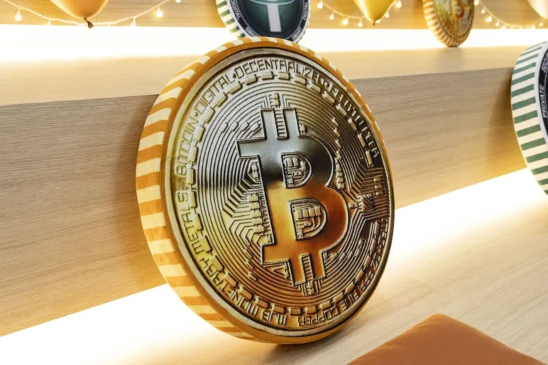 Біткойн падає, оскільки ризик тривалої війни з Іраном тисне на криптовалюту