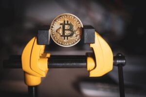 Майнери біткойнів зіткнулися з найсильнішим скороченням прибутку за останні 2 роки