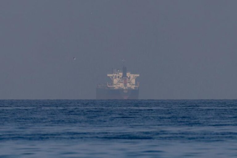 BTC знову падає до 76 000 доларів, оскільки Іран знову закриває Ормуз