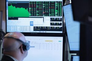 S&P, Nasdaq досягли рекордів, оскільки BTC зупинився на рівні 75 000 доларів, що на 40% нижче піку жовтня